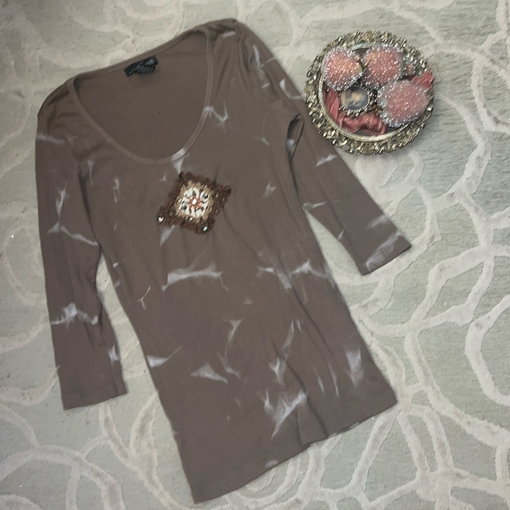 🌷WILLI SMITH🌷Tan tie dye crochet embellished v-neck 3/4 sleeve knit top
